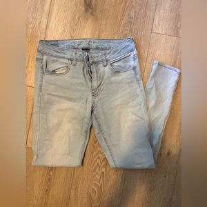 Cute, gently used American Eagle light jeans!